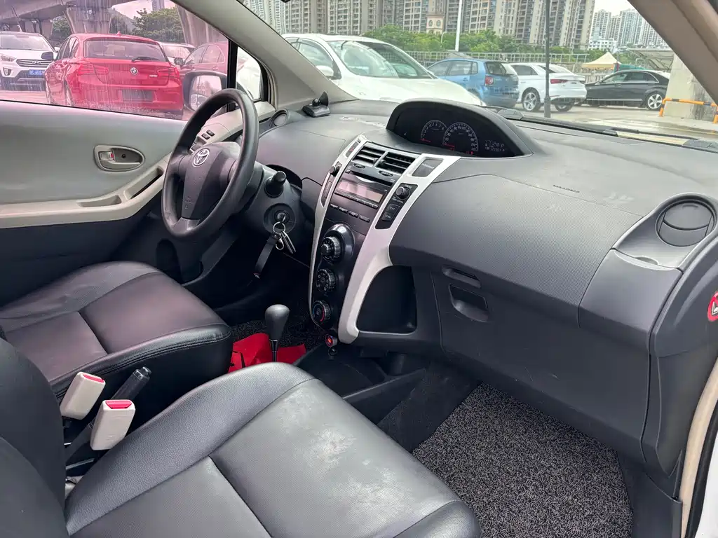 Yaris 1.6 E Auto Charm Motion