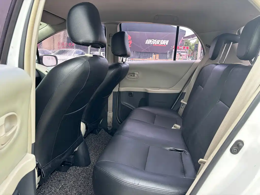 Yaris 1.6 E Auto Charm Motion