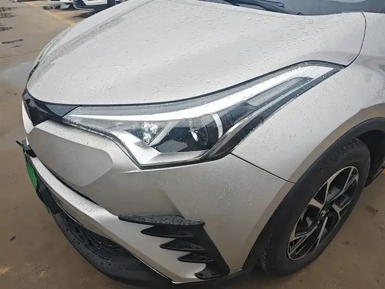 Toyota C-HR 2.0 L Leading