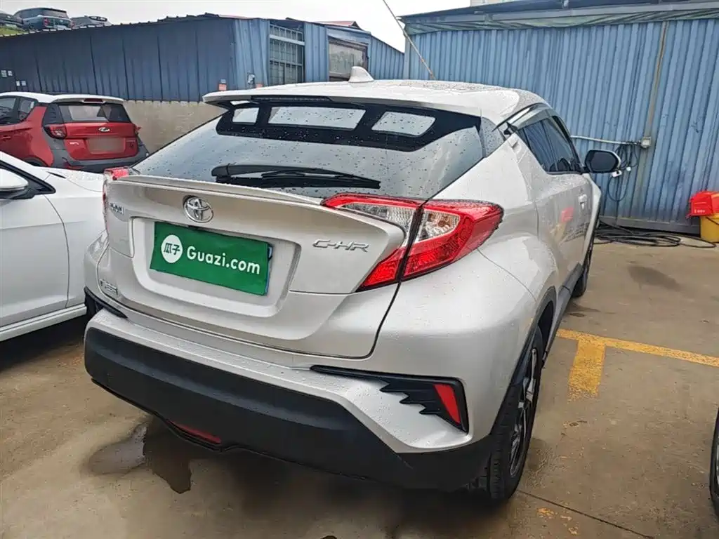 Toyota C-HR 2.0 L Leading