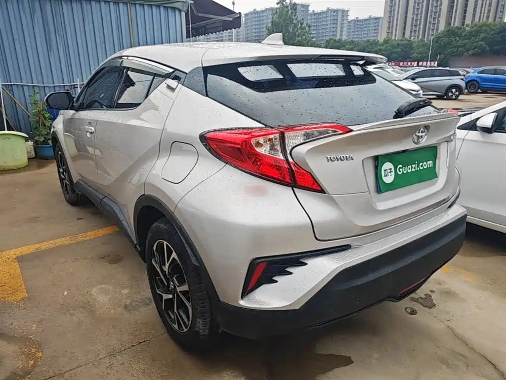Toyota C-HR 2.0 L Leading