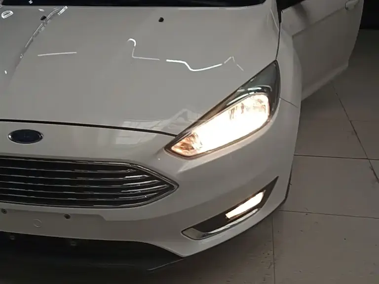 Ford Focus Sedan 1.6 L Auto Style