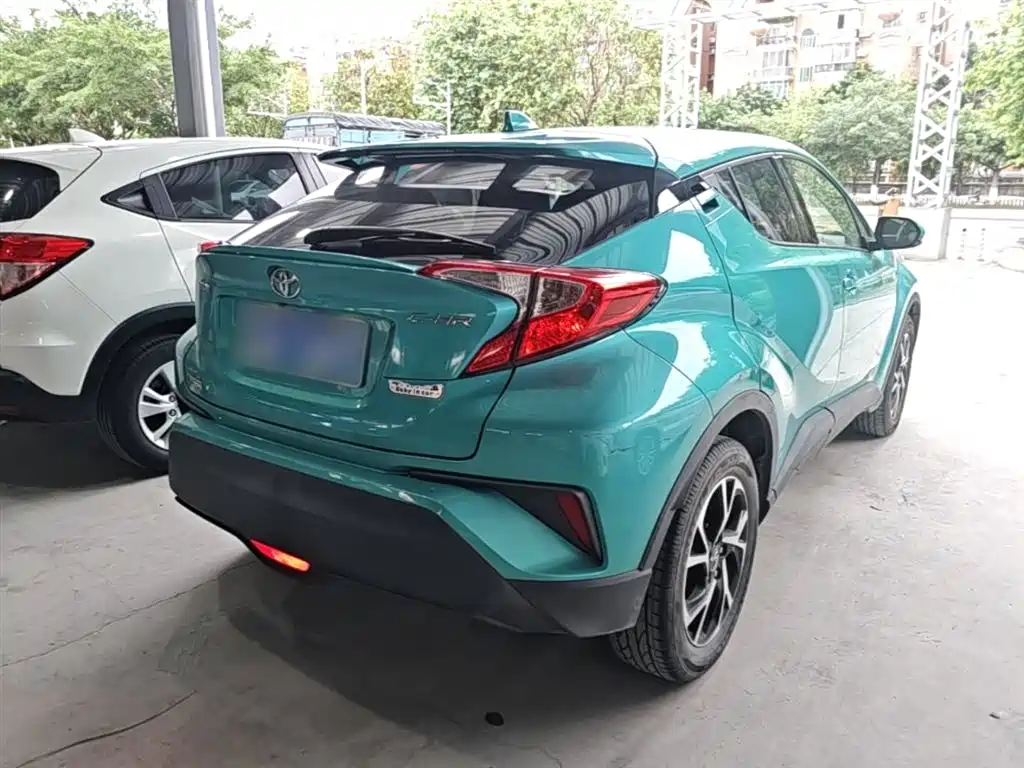 Toyota C-HR 2.0 L Leading