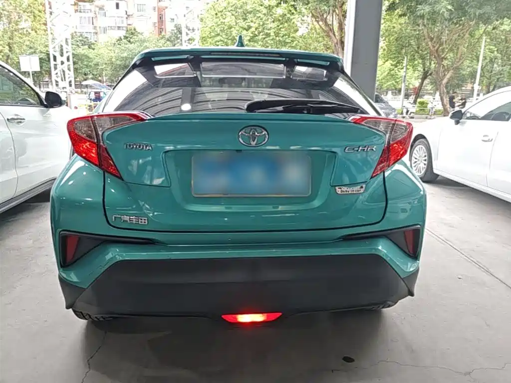 Toyota C-HR 2.0 L Leading