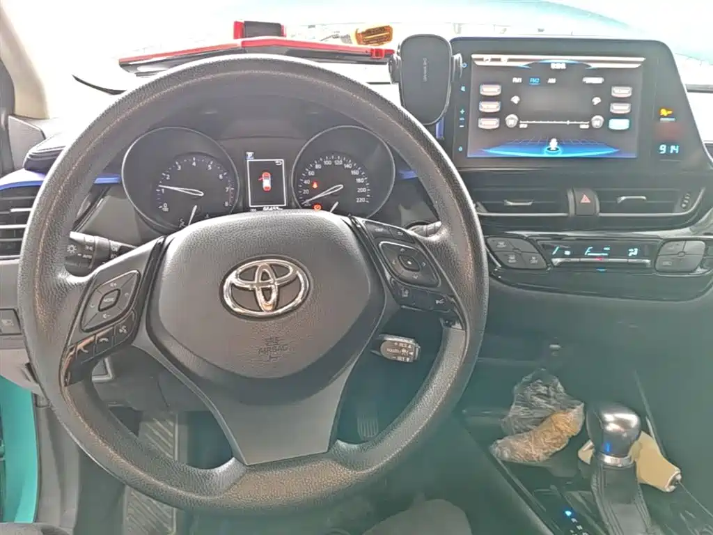 Toyota C-HR 2.0 L Leading
