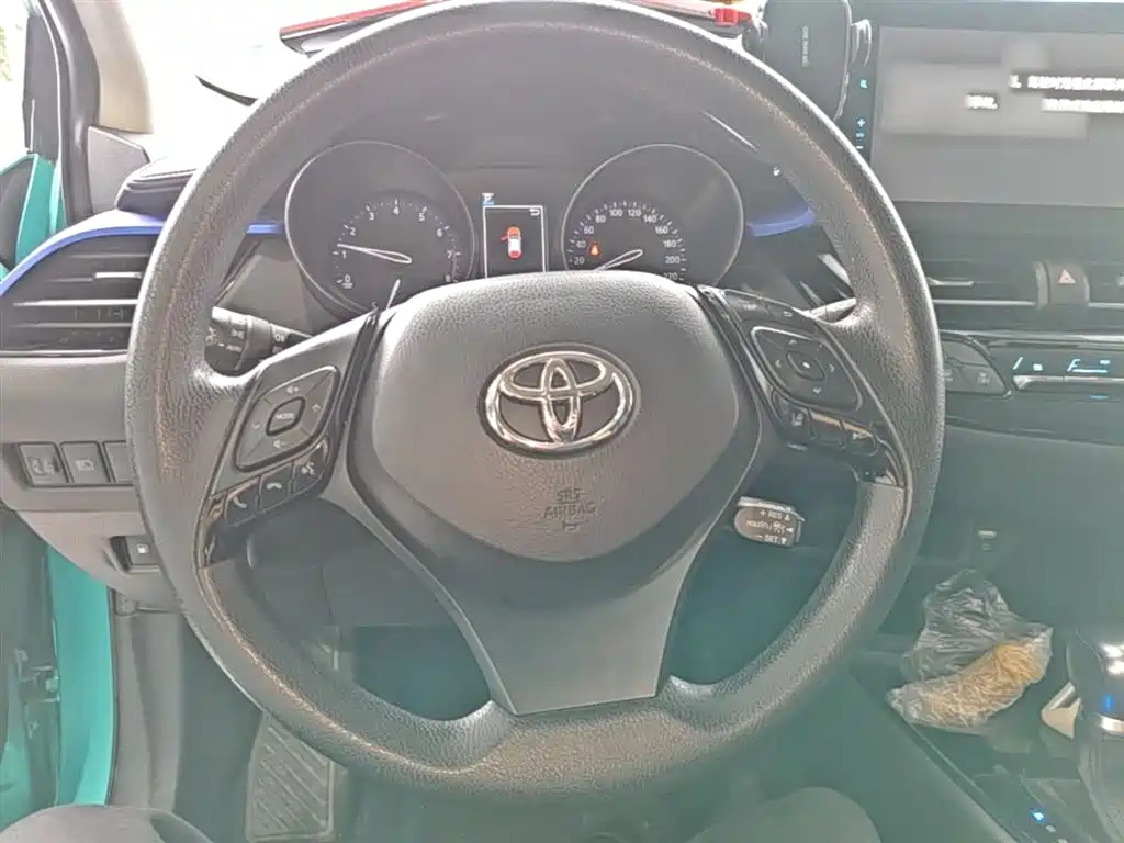 Toyota C-HR 2.0 L Leading