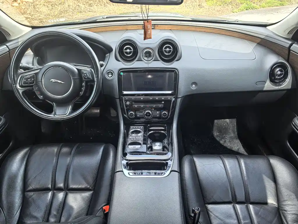 Jaguar XJ XJL 2.0 T 2 WD Graceful Business