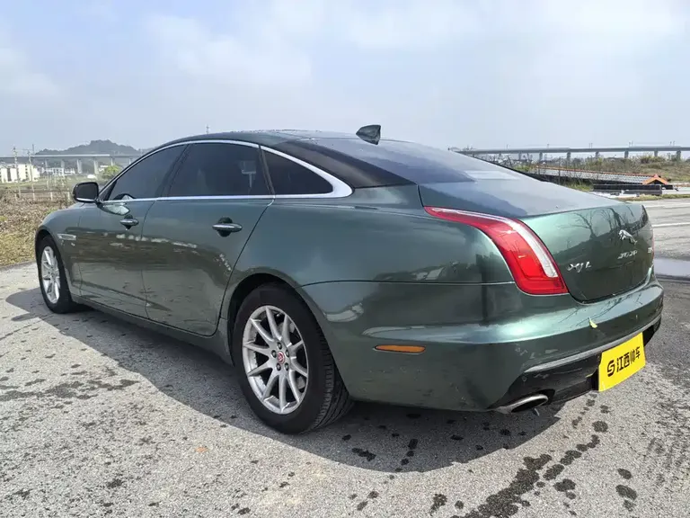 Jaguar XJ XJL 2.0 T 2 WD Graceful Business