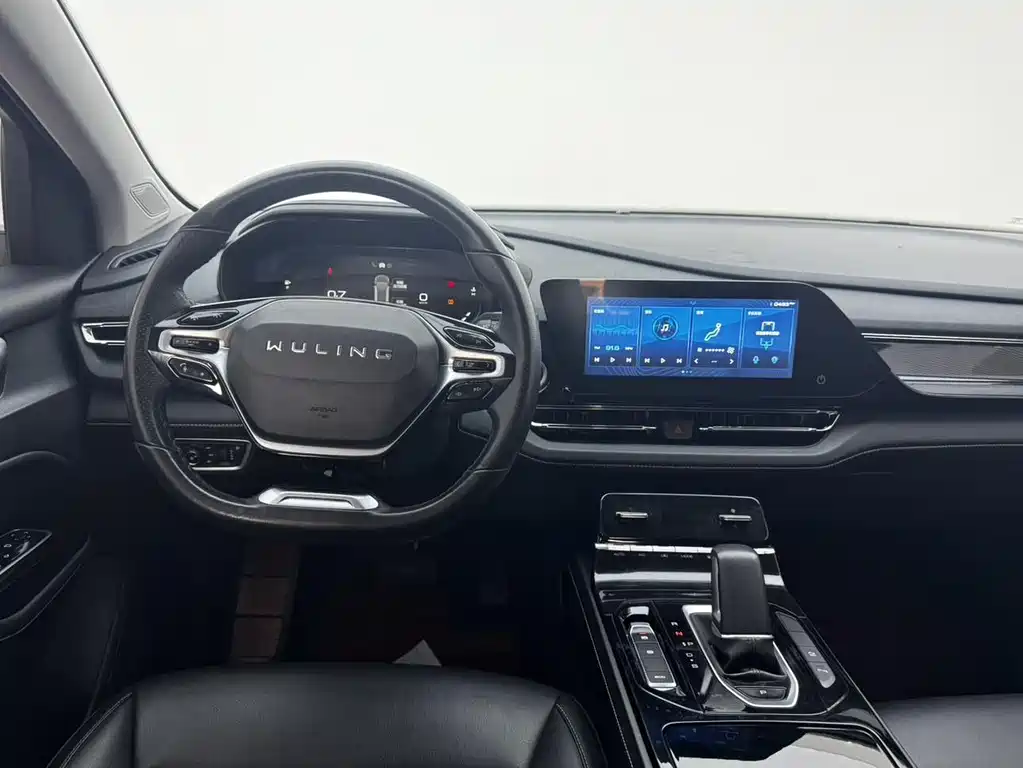Wuling Victory 1.5 T CVT Flagship Business Cabin