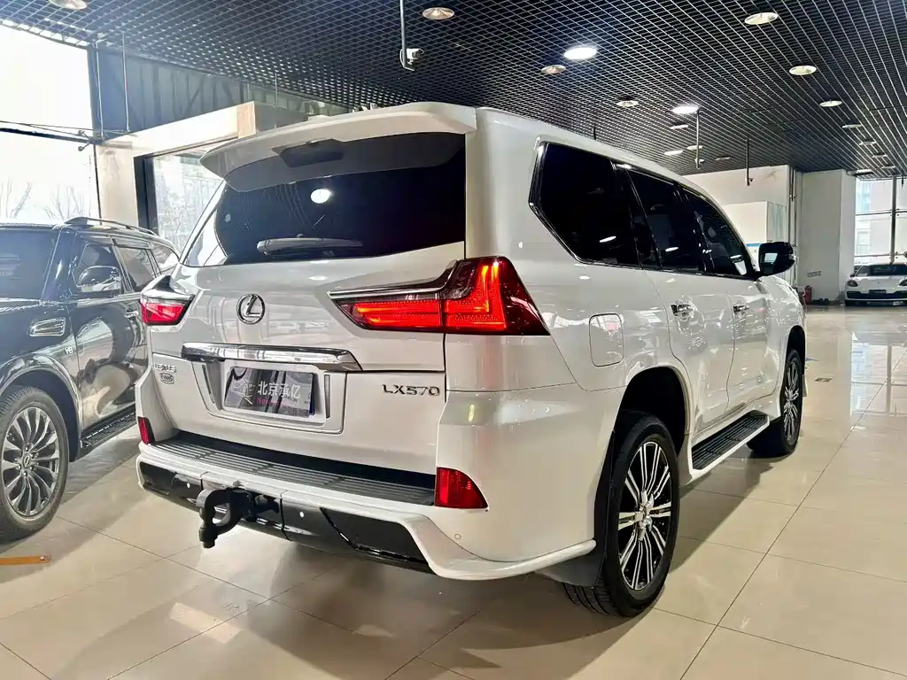 Lexus LX 570 Distinguished Luxury