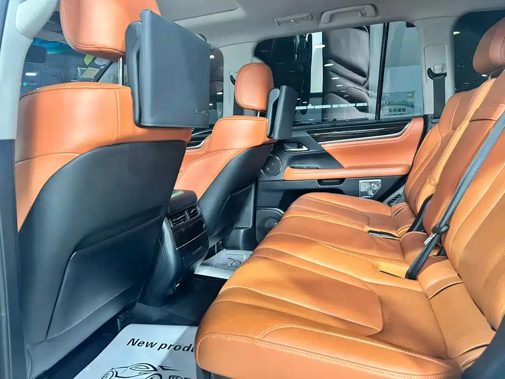 Lexus LX 570 Distinguished Luxury