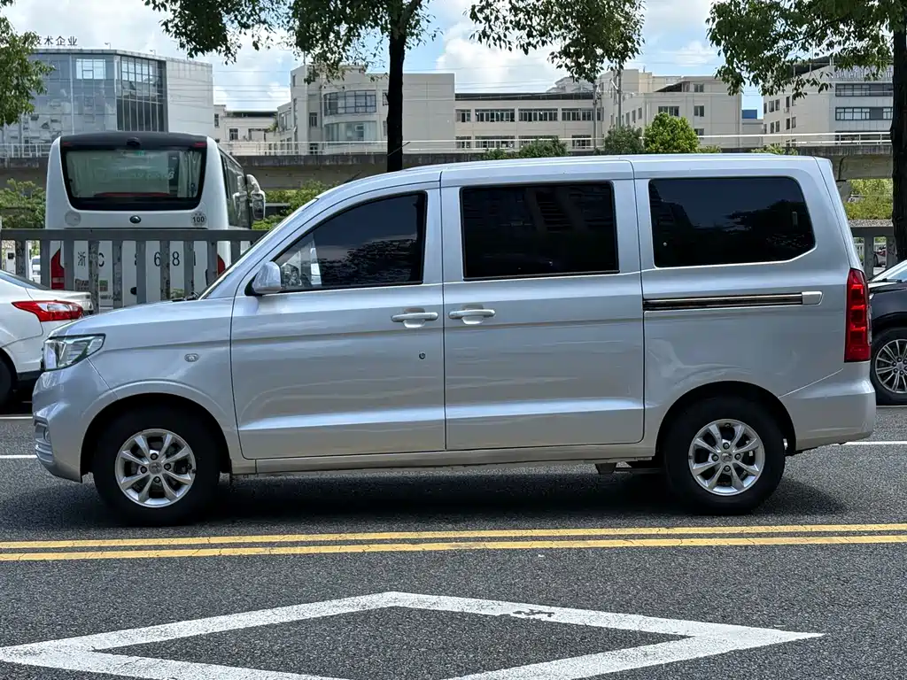 Wuling Hongguang V 五菱宏光V 2019款 1.5 L基本型国VI LAR