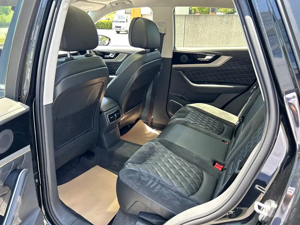 Hongqi HS5 2.0 T Connected Flagship Enjoyment