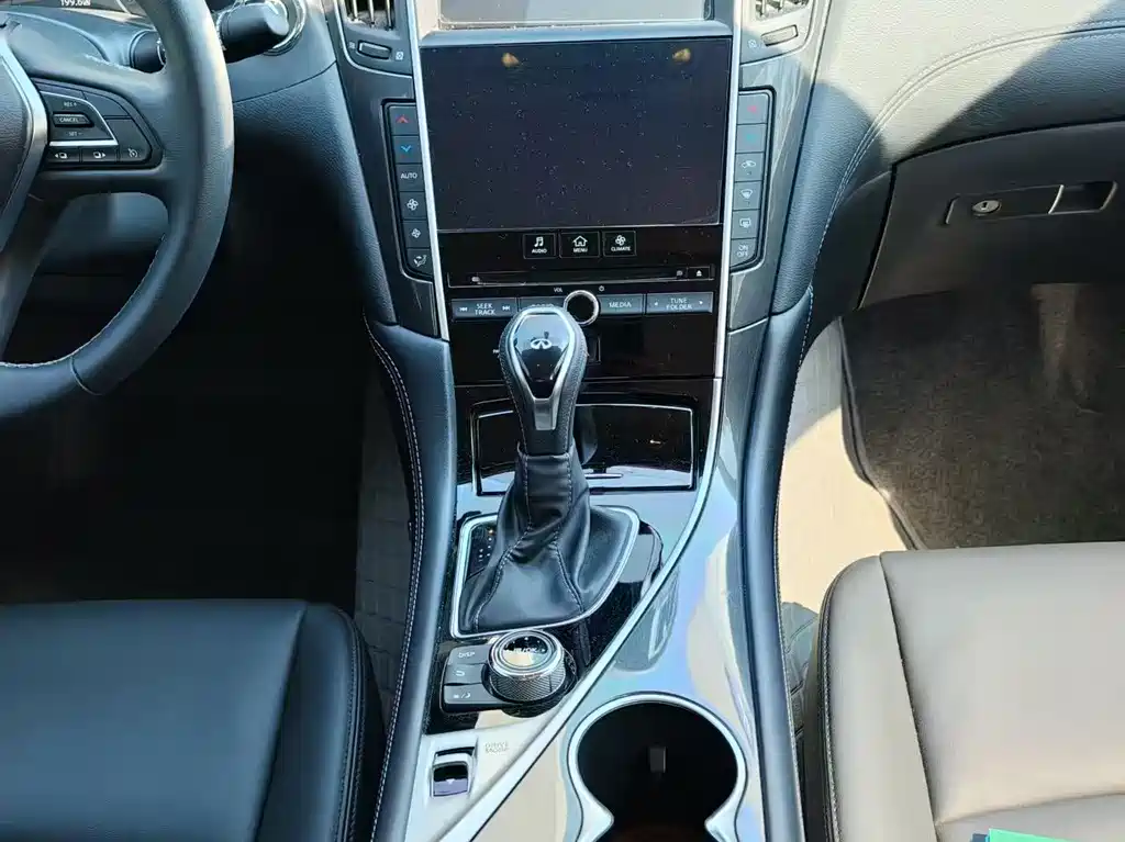 Infiniti Q50 L 2.0 T Comfort CN-VI