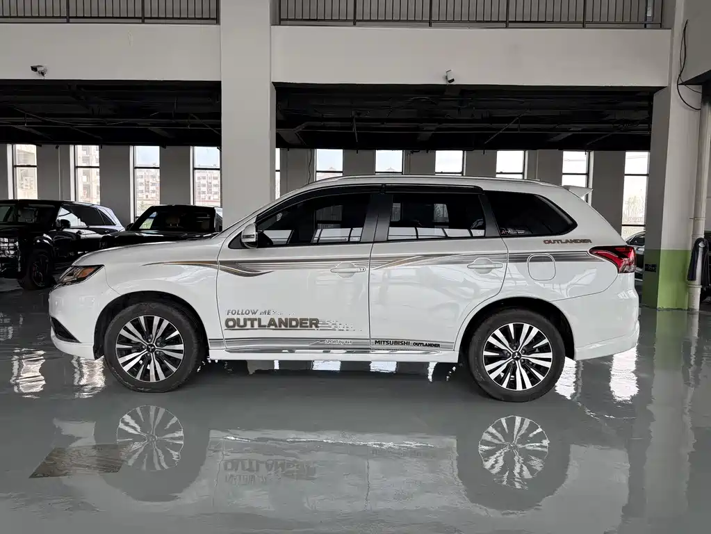 Outlander 2.0 L 2 WD Smooth Enjoyment 5-seat
