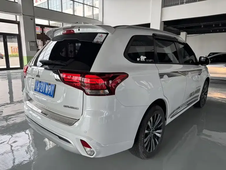 Mitsubishi Outlander 2.0 L 2 WD Smooth Enjoyment 5-seat