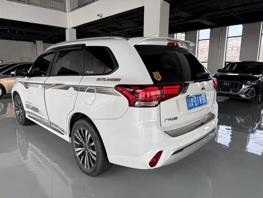 Outlander 2.0 L 2 WD Smooth Enjoyment 5-seat