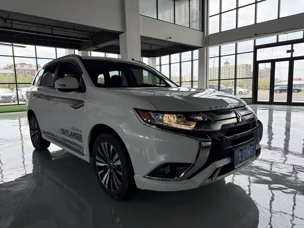 Outlander 2.0 L 2 WD Smooth Enjoyment 5-seat