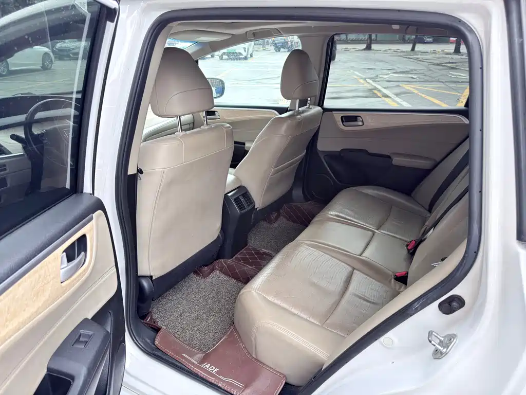 Jade 1.8 L CVT Luxury Premium 5-seat