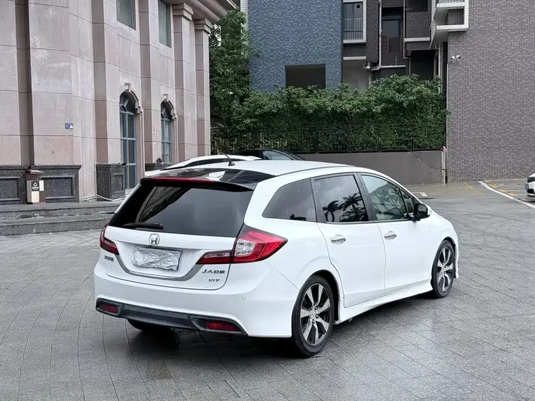Honda Jade 1.8 L CVT Luxury Premium 5-seat