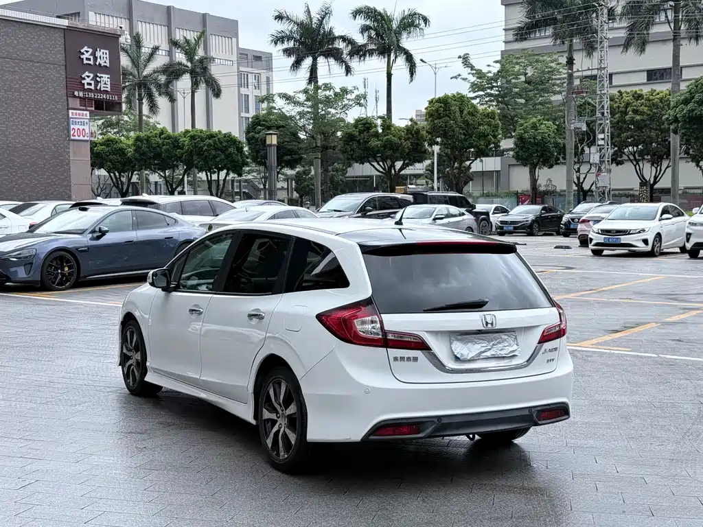 Jade 1.8 L CVT Luxury Premium 5-seat