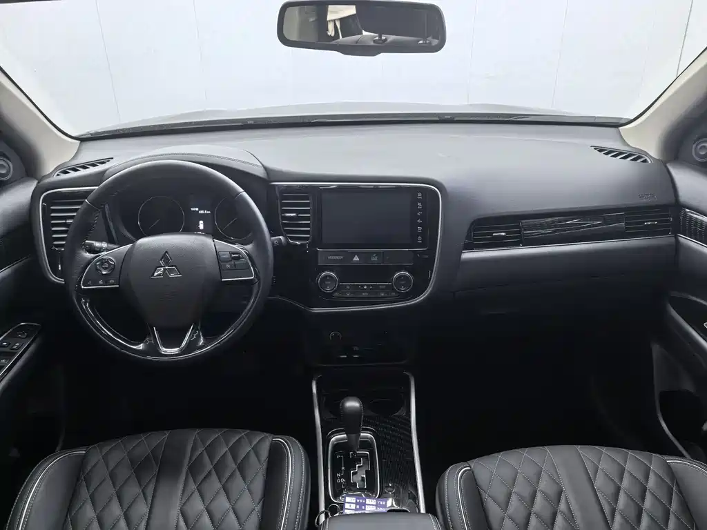 Outlander Facelift 2.0 L 2 WD Smooth Enjoyment 5-seat