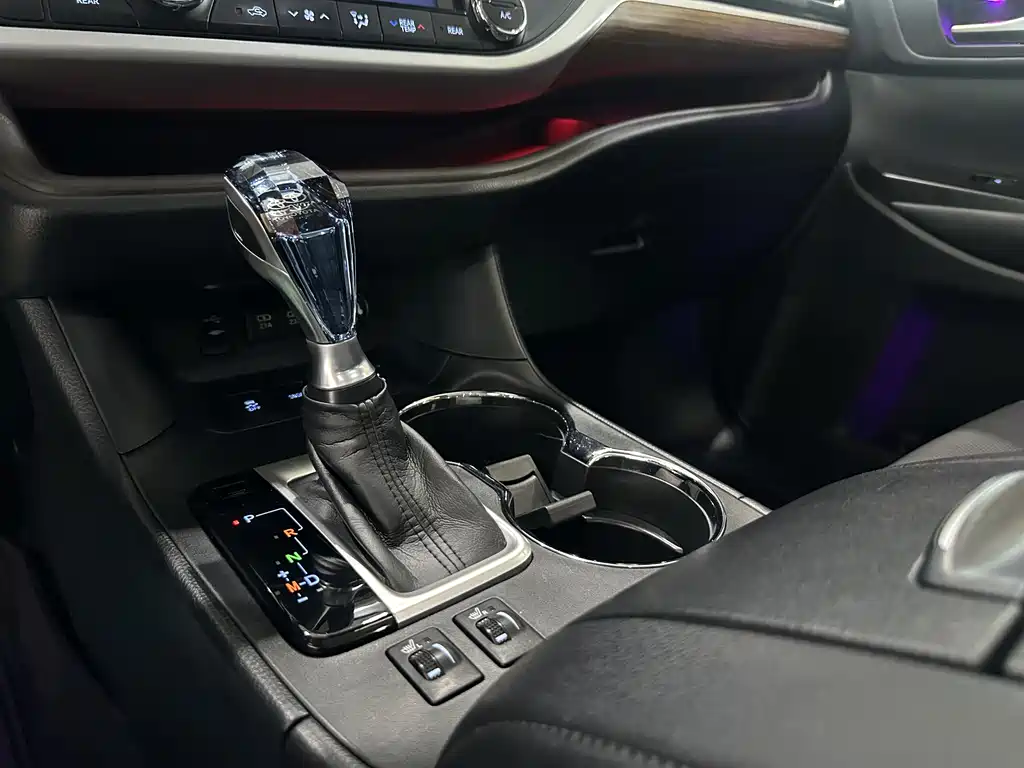 Highlander 2.0 T 4 WD Luxury 7-seat