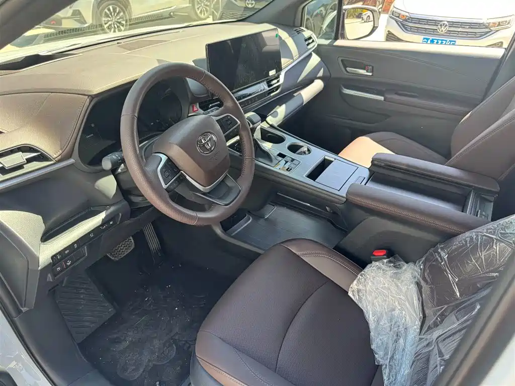 Granvia 2.5 L Hybrid Distinguished PLUS 4 WD
