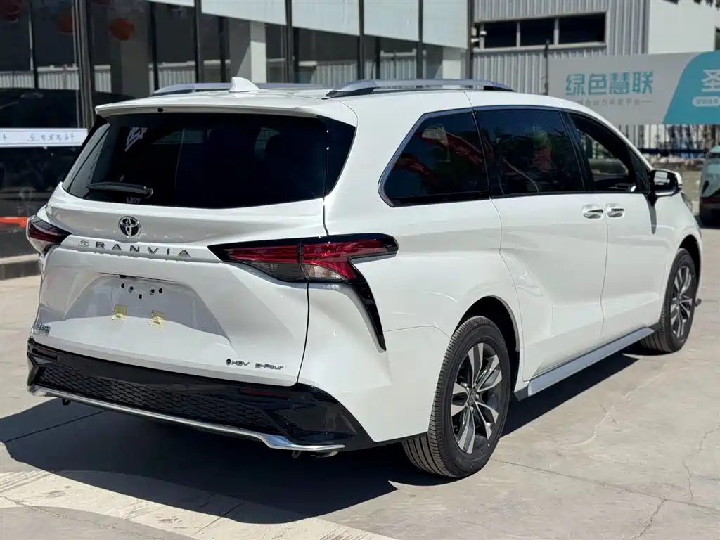 Granvia 2.5 L Hybrid Distinguished PLUS 4 WD