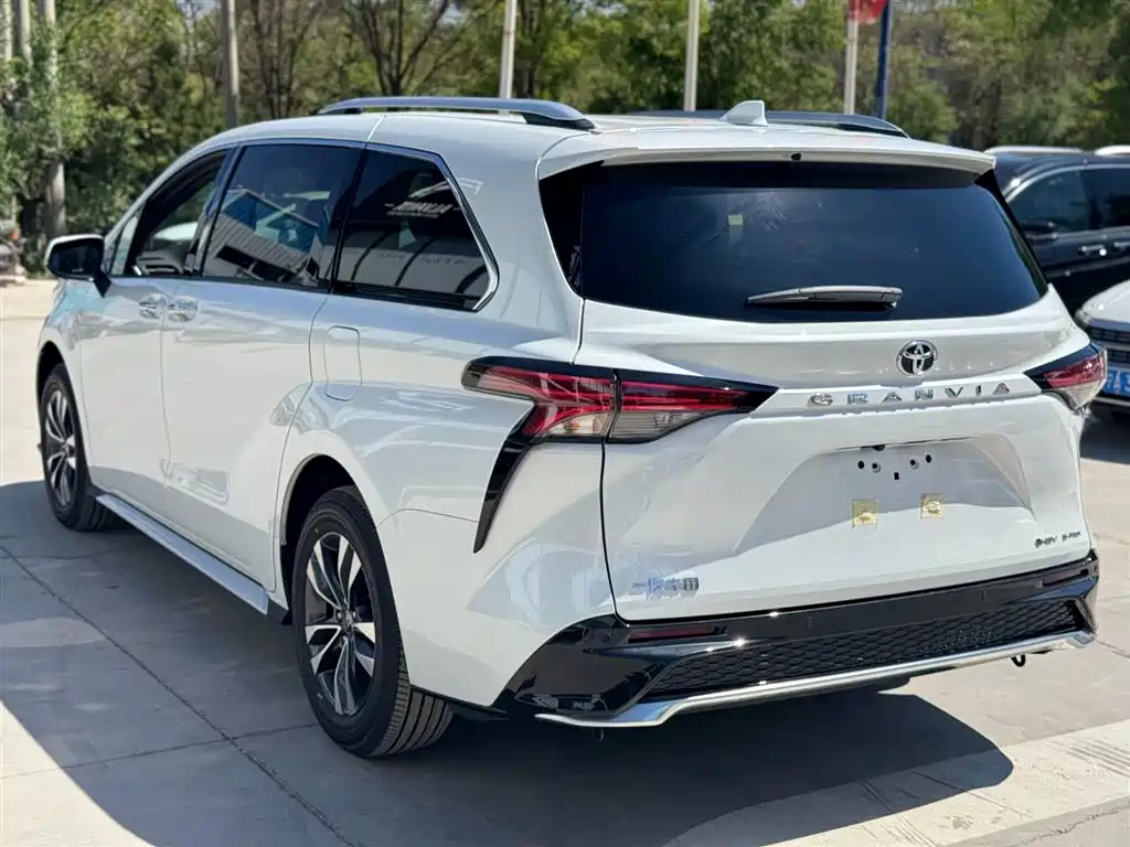 Granvia 2.5 L Hybrid Distinguished PLUS 4 WD