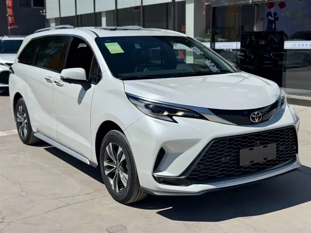 Granvia 2.5 L Hybrid Distinguished PLUS 4 WD