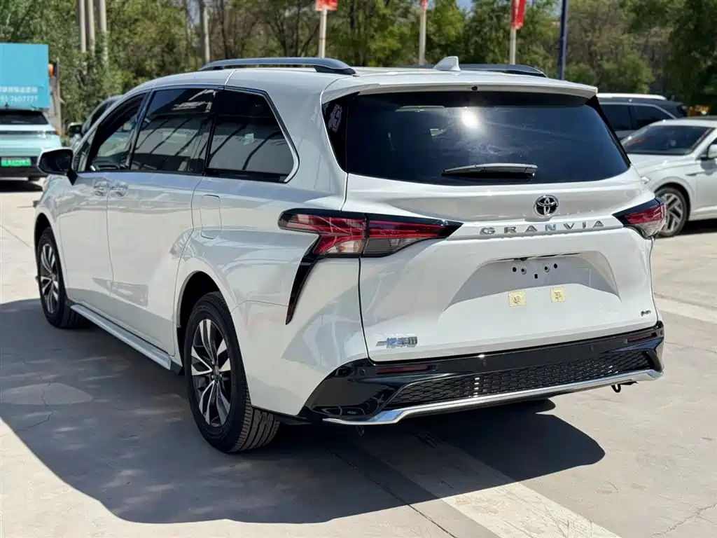 Granvia 2.5 L Hybrid Luxury