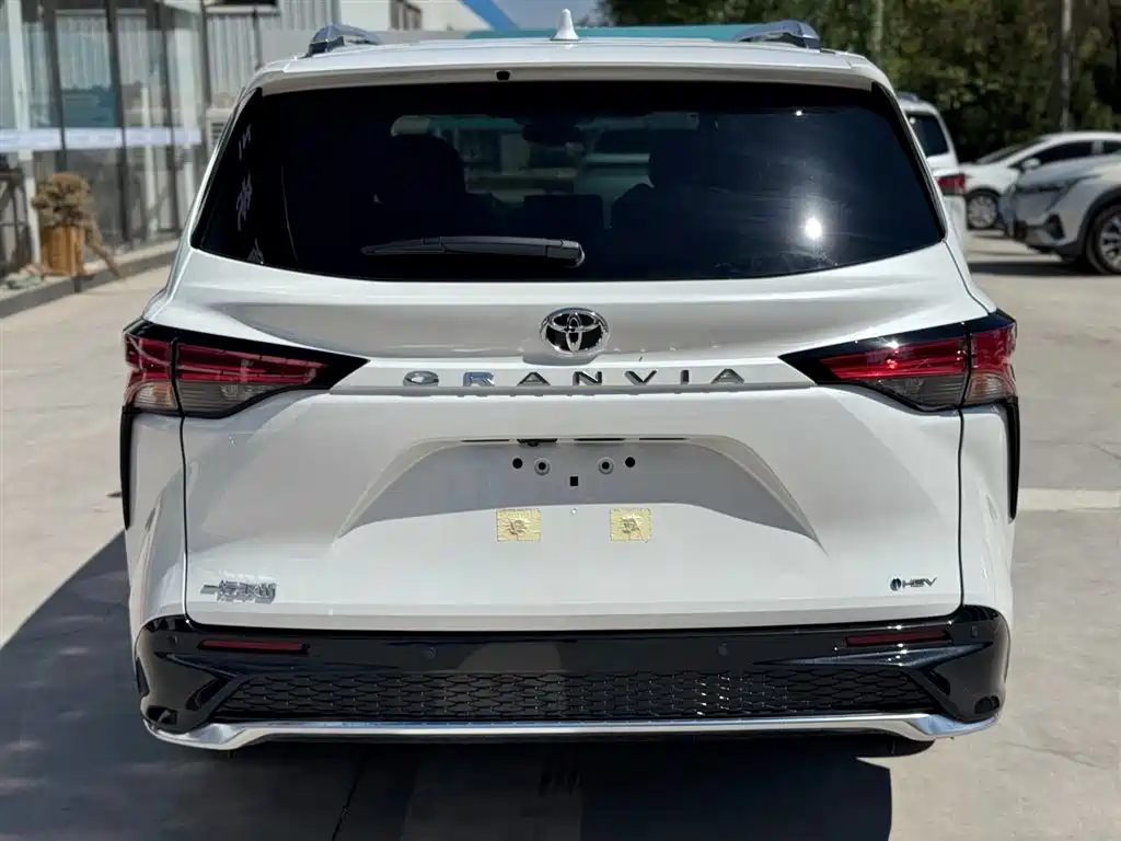 Granvia 2.5 L Hybrid Luxury