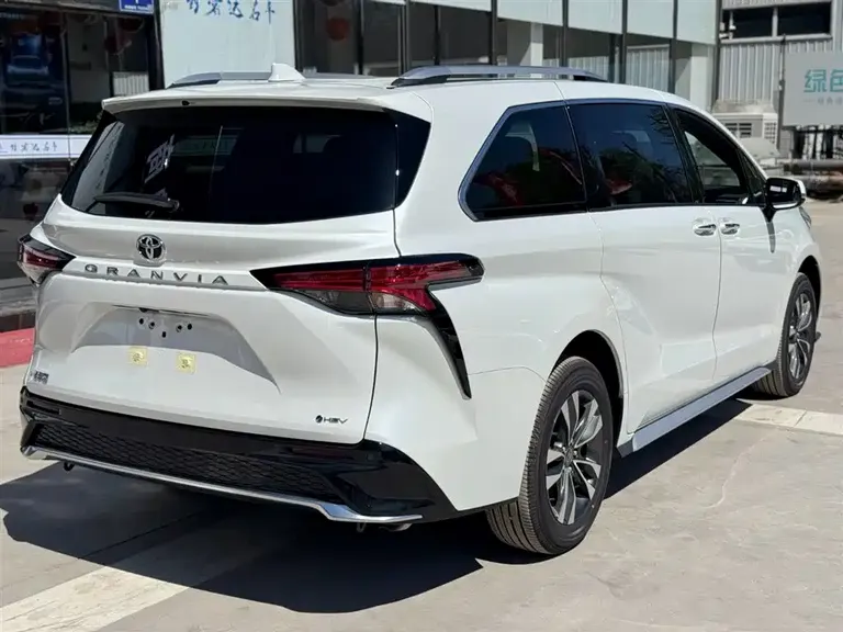 Toyota Granvia 2.5 L Hybrid Luxury