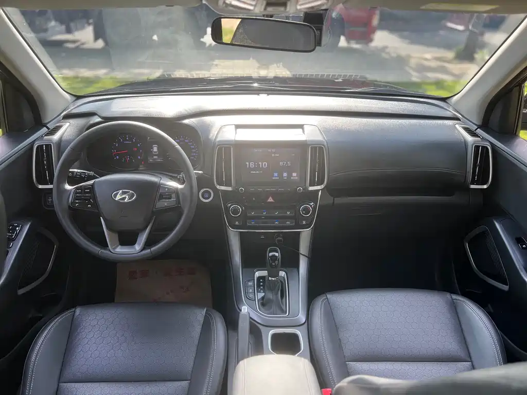 Hyundai ix35 2.0 L Auto 2 WD Brave · Smooth Enjoyment