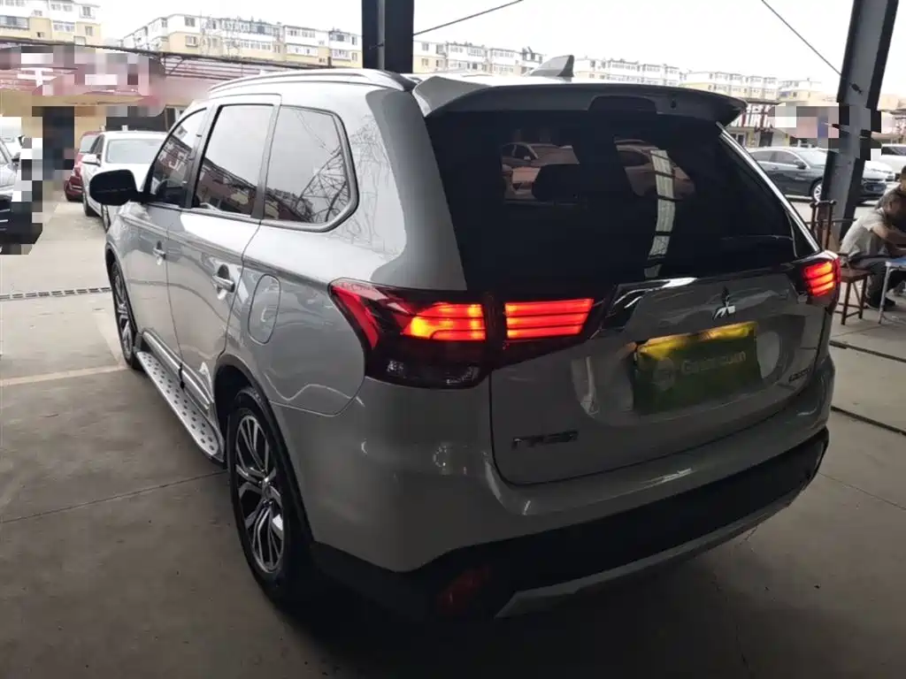 Outlander 2.0 L 2 WD Glory 5-seat
