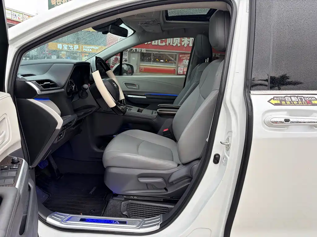 Granvia 2.5 L Hybrid Luxury