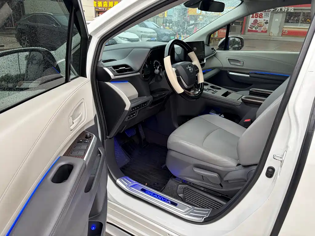 Granvia 2.5 L Hybrid Luxury