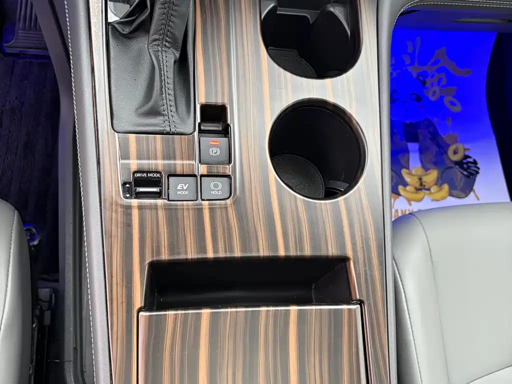 Granvia 2.5 L Hybrid Luxury
