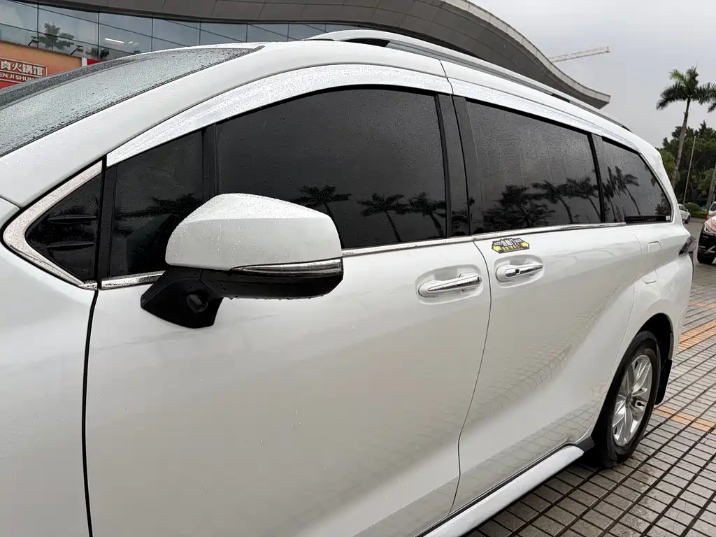 Granvia 2.5 L Hybrid Luxury