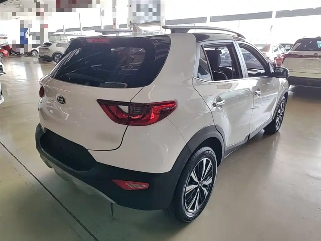 Stonic 1.4 L CVT Fun Enjoyment Sunroof