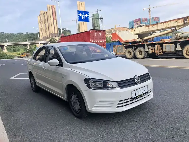 Volkswagen Jetta 1.6 L Auto Fashion