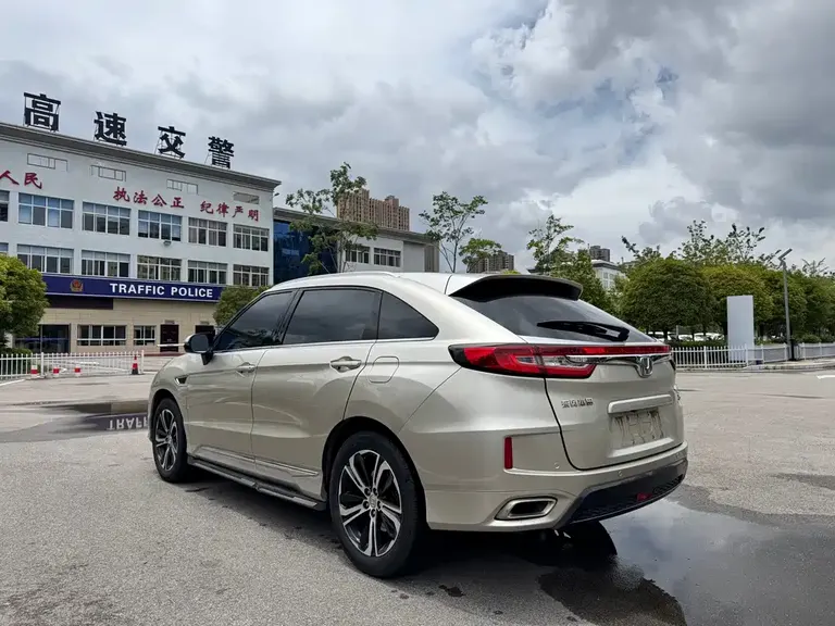 Honda UR-V 370 TURBO 2 WD Distinguished CN-V