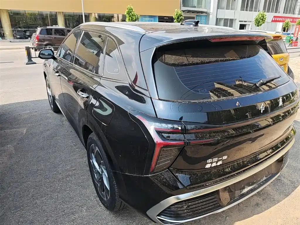Hongqi HS3 PHEV 115 km Power Action