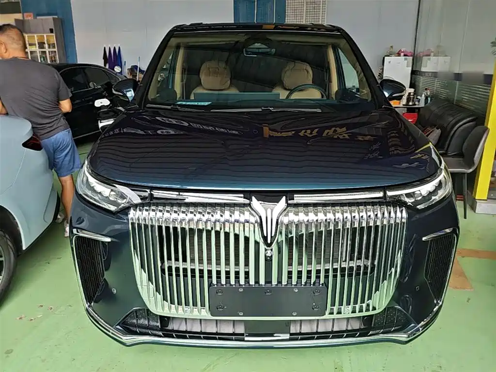 Voyah Dreamer PHEV 4 WD Distinguished Kunpeng