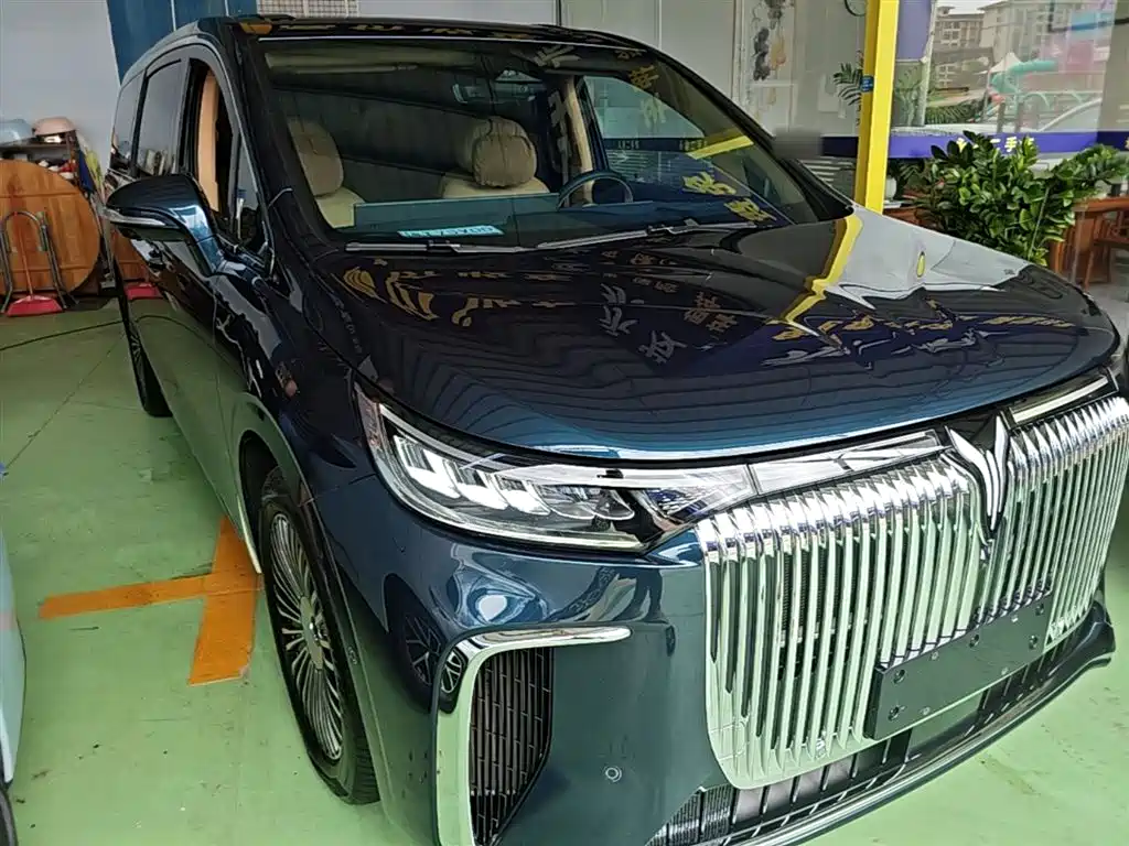 Voyah Dreamer PHEV 4 WD Distinguished Kunpeng