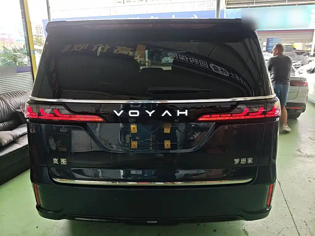 Voyah Dreamer PHEV 4 WD Distinguished Kunpeng