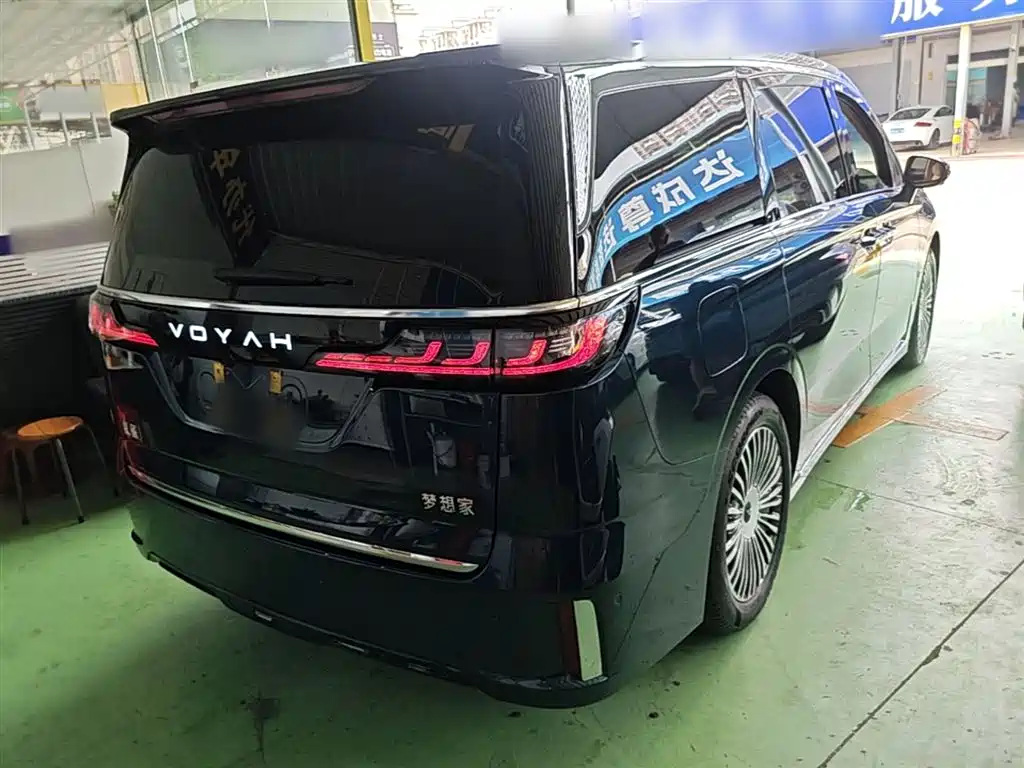 Voyah Dreamer PHEV 4 WD Distinguished Kunpeng