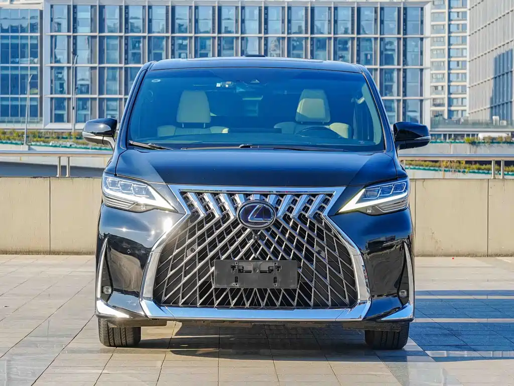 Lexus LM 300 h 4-seat Royal World