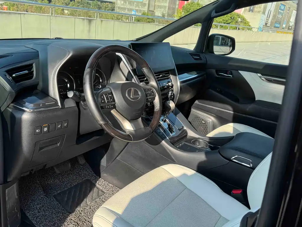 Lexus LM 300 h 4-seat Royal World